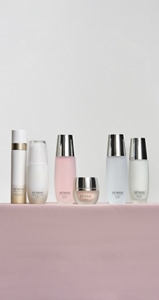 Produkte für die Doppel-Befeuchtung von Cellular Performance und Absolute Silk nebeneinander auf einem mauvefarbenen Tisch